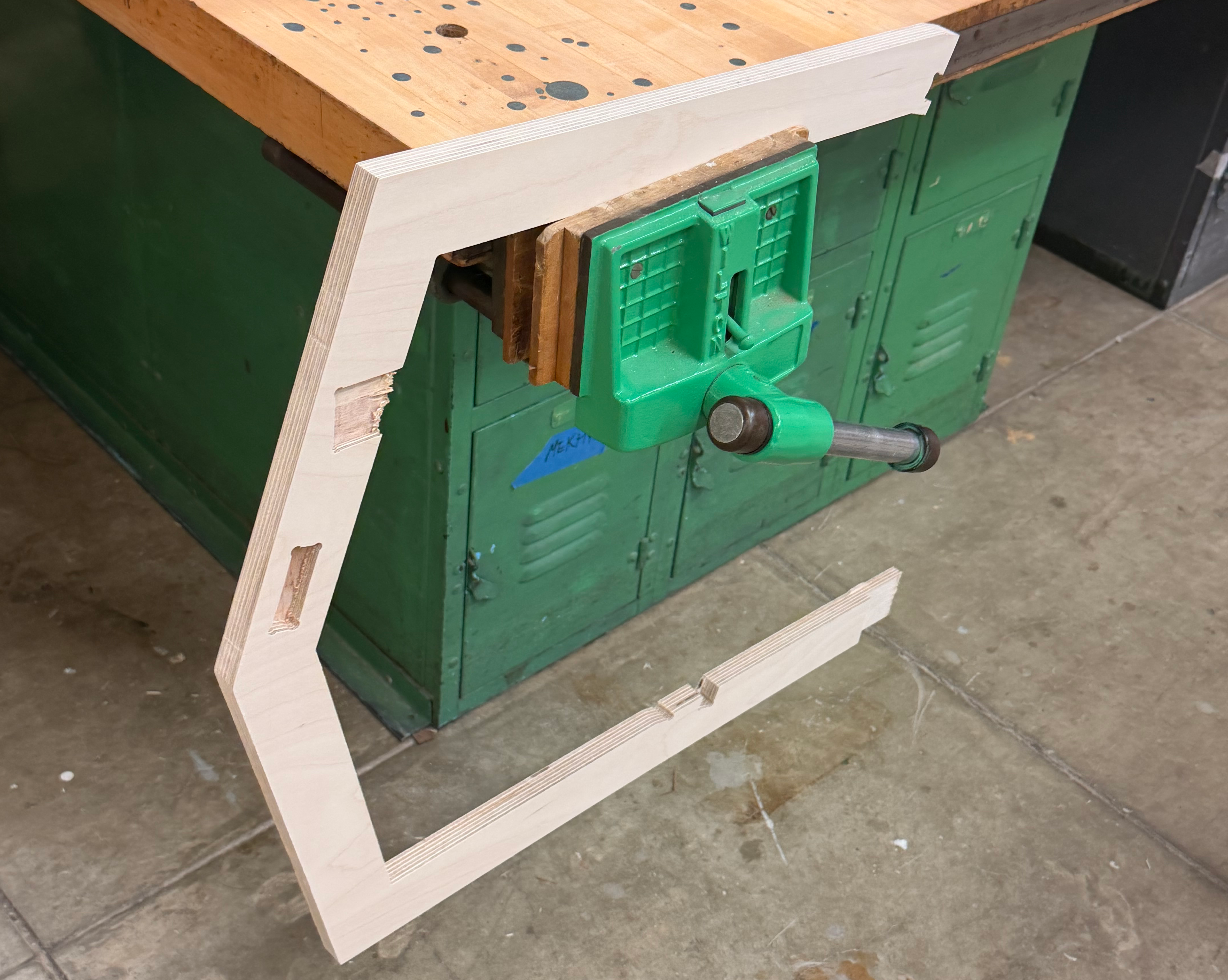 Hexagonal side frame in bench vice