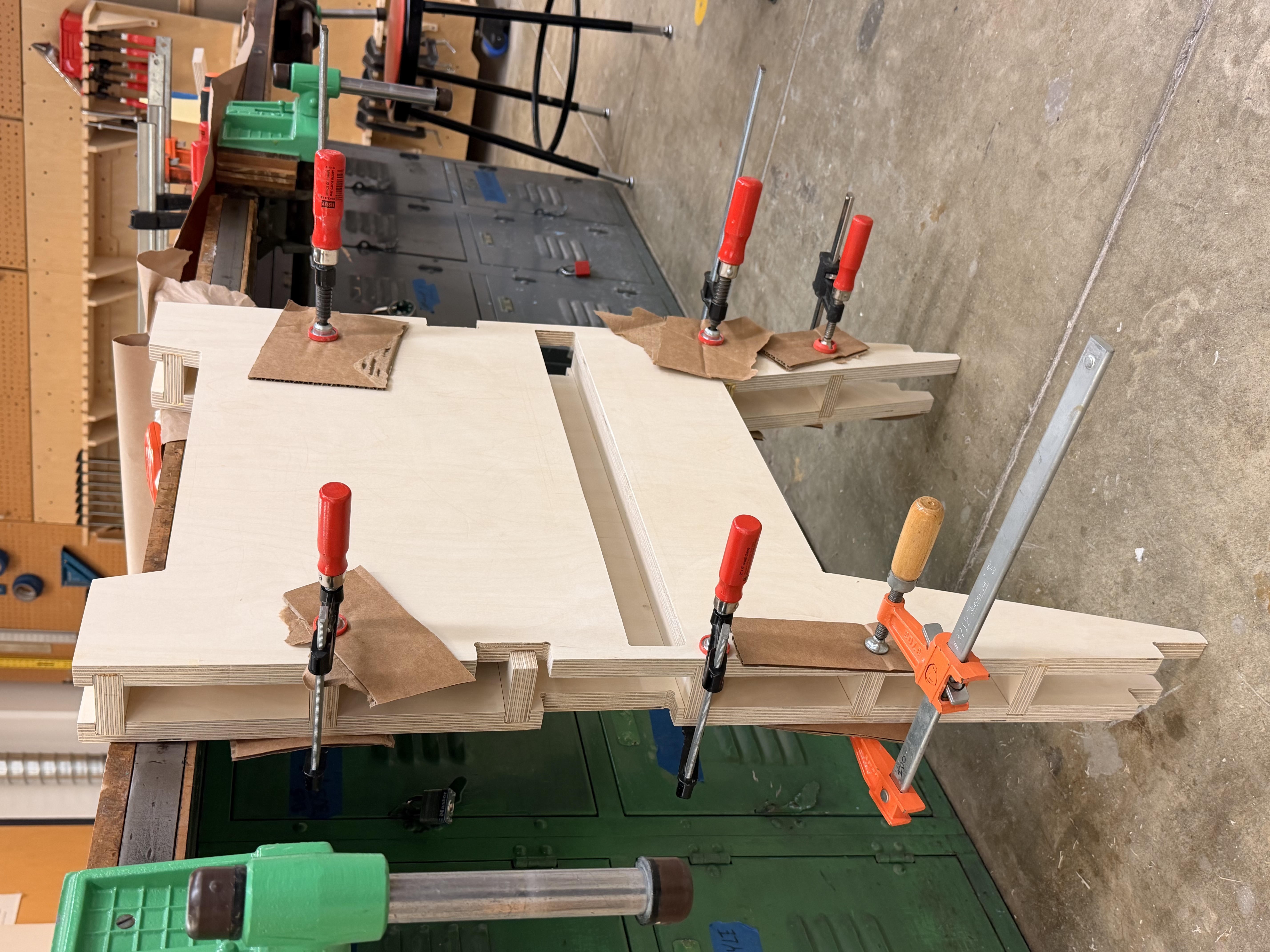 Hexagonal side frame in bench vice